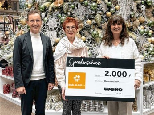 Gerhard Weiß (v.l.), WEKO Geschäftsleitung, Reserl Sem, 2. Stellvertretende Vorsitzende der Aktionsgemeinschaft „Kind in Not“, Irmi Weber, WEKO Geschäftsführung.