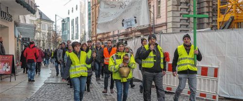 Gummistiefel als Zeichen des Protests: 200 Landwirte versammeln sich spontan zur Demo in Rosenheim. Foto Aerzbäck