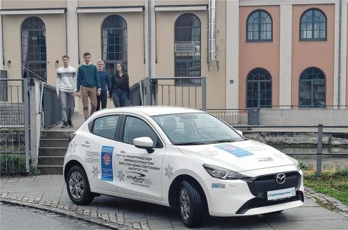 Gut steht er da, der Spenden-Mazda. Wer den flotten Flitzer wohl diesmal gewinnt? Foto simeth