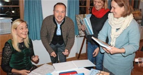 Hannelore Maurer (links) und Herbert Reiter (Mitte) freuen sich über das große Interesse bei der Signierstunde ihres gemeinsamen Buches.Foto Rehberg