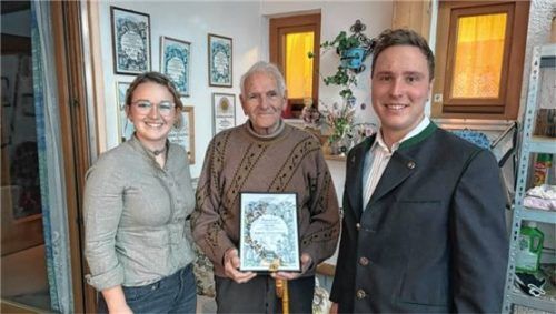 Hans Baul ist seit 75 Jahren Mitglied bei den Hochstätter Trachtlern. Zum Vereinsabend konnte er leider nicht kommen. Die Urkunde überbrachten Katharina Schildhauer und Christopher Gruber deshalb persönlich. Foto