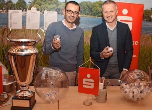 Hatten ein glückliches Händchen: Stellvertretendes Vorstandsmitglied Axel Söder (rechts) und Werner Wirkner von der Sparkasse Rosenheim-Bad Aibling.Foto Franz Ruprecht