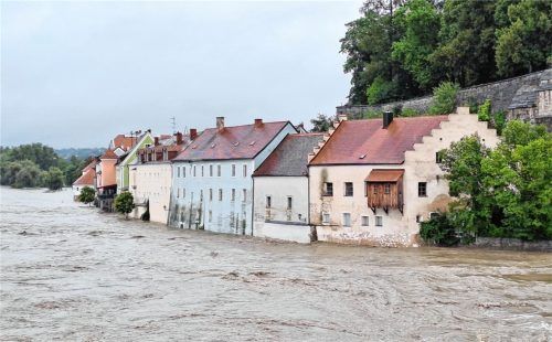 Hochwasser umgibt die Häuser an der Inn-Promenade. Nach den heftigen Regenfällen im Sommer 2023 standen einige Gebäude in Österreich unter Wasser. Foto Ulrike Elisabeth Innthaler (dpa)