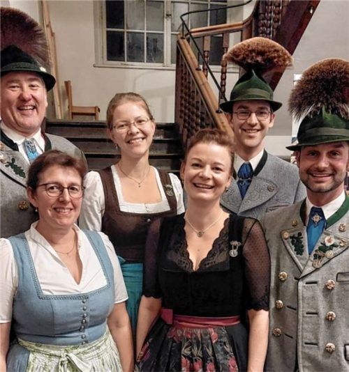 Im Vorstand befinden sich (hinten, von links) Beisitzer Wast Bichler, Kassierin Johanna Gaar, Beisitzer Florian Kolb, (vorne von links) Schriftführerin Uschi Buchberger, Vorsitzende Johanna Muhr und Zweiter Vorsitzender Sepp Oberauer. Foto re