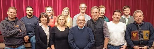 In das nächste Theaterjahr startet der neu gewählte Vorstand mit (von links) Thomas Ender, Fabian Dandlberger, Christine Wallisch, Anna Weber, Magda Sandbichler, Antonia Sandbichler, dem scheidenden Vorsitzenden Gerhard Scheuerer, Josef Katzer, Rudi Durst, Sophia Obermayer, Alex Sinnesbichler, Josef Liedl und Pressewart Christian Ladner.Foto re