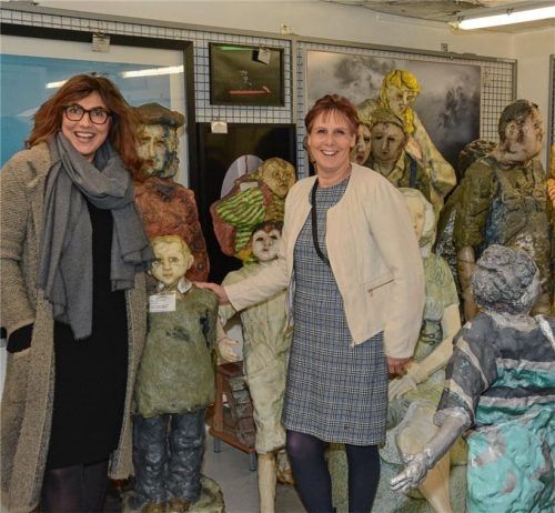 In dem Depot der Städtischen Galerie sind derzeit 6600 Werke eingelagert. Im Bild zu sehen sind Galerieleiterin Monika Maier-Hauser (links) und Depotbeauftragte Birgit Harand. Foto  Schlecker