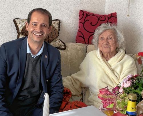 Ingeborg Reimer bekommt von Oberbürgermeister Andreas März Glückwünsche zum 100. Geburtstag überreicht. Foto Baumeister