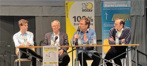 Ist Heizen mit Holz eine saubere Sache? Antworten gab die Podiumsdiskussion der Experten: (von links) Patrick Huth, Deutsche Umwelthilfe Berlin, Dr. Georg Kasberger, Leiter des Amtes für Ernährung, Landwirtschaft und Forsten (AELF) Rosenheim , Dr. Ralf Straußberger vom BUND Naturschutz Nürnberg), Professor Frank Buttinger, TH Rosenheim.

Foto Rosenheimer Solarförderverein (Rosolar).