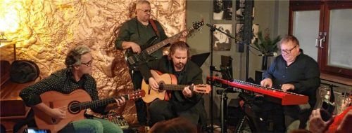 „Jamenco“ zauberte musikalische Wärme ins „Le Pirate“: Armin Ruppel (links) und Florian Opahle an den Gitarren, Sepp Aschbacher am Bass und Armin Woods am E-Piano.Foto friedrich