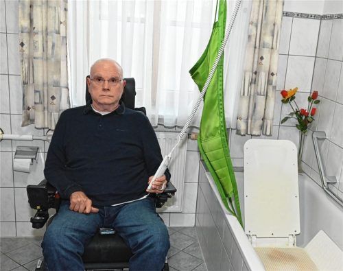 Johann Eifert leidet an einer seltenen Muskelerkrankung und braucht bei vielen Tätigkeiten Unterstützung. Trotzdem wurde ihm ein höherer Pflegegrad nun bereits zum dritten Mal abgelehnt. Foto Schlecker