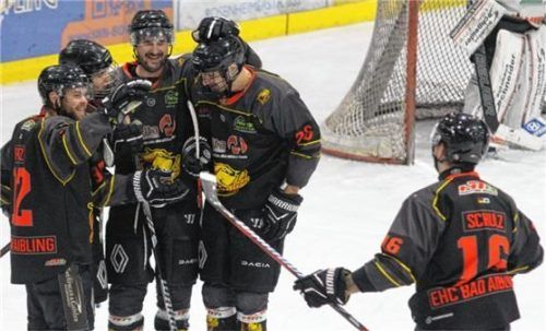 Jubel bei den Aibdogs über den 4:3-Siegtreffer von Simon Ellmaier gegen Moosburg. Foto Stefan Hadersbeck