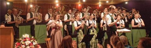 Kapellmeister Marinus Häusler und seine Musikanten unterhielten das Publikum mit einem abwechslungsreichen und anspruchsvollen Programm. Foto Sollinger