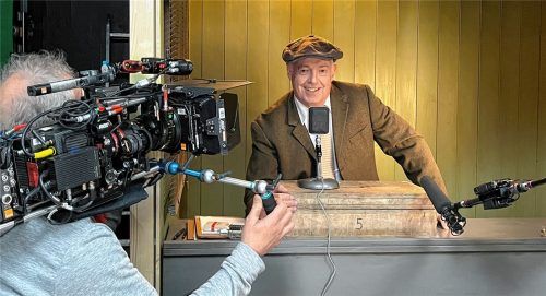 Karlheinz Kas bei den Dreharbeiten zur RTL-Spielfilmserie „Gute Freunde – Der Aufstieg des FC Bayern“.