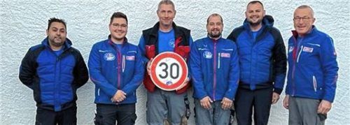 Kay Heitkamp (Dritter von links) ist seit 30 Jahren geschätzter Mitarbeiter bei der Firma Winnefeld aus Rohrdorf. Lambi Marinov, Wolfgang Winnefeld junior, Markus Klasen, Tomo Papic und Wolfgang Winnefeld senior (von links) gratulieren. Auf dem Bild fehlt Azubi Marlene Eß.