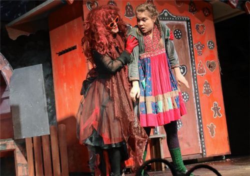 Knusper, knusper Knäuschen: Hänsel und Gretel im Kulturzelt beim Endorfer Hof. Sieglinde Zehetbauer als Knusperhexe und Celina Hubmann als Gretel.Foto benekam