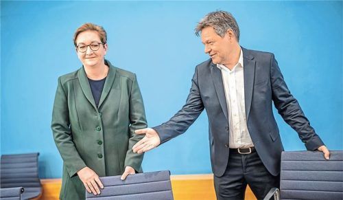 Können Bundesbauministerin Klara Geywitz und Bundeswirtschaftsminister Robert Habeck das Vertrauen wiederherstellen? Foto Michael Kappeler/dpa