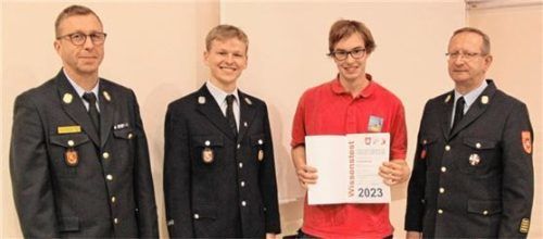 Korbinian Moosner von der Feuerwehr Happing (Dritter von links) bestand den Test zur höchsten Wissensstufe. Gratulanten waren (von links) Stadtbrandinspektor Mario Zimmermann, stellvertretender Kommandant der Feuerwehr Happing Christian Diepelt und Stadtbrandrat Hans Meyrl. Foto Binder