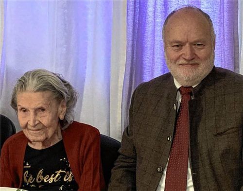 Maria Loher freute sich über die Glückwünsche von Bürgermeister Thomas Einwang und den anderen Gästen. Foto Einwang
