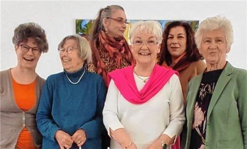 Martina Mauder vom Leitungsteam der KFD (von links) mit Erna Henneberger, Nicole Bavc, Margret Zimmer, Juana Voracek und Rosemarie Berger. Foto Schroers