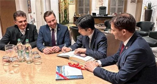 Michael Keneder (von links), Daniel Artmann, Kenichi Bessho und Andreas März bei der Eintragung ins Goldene Buch.Foto  Stadt Rosenheim