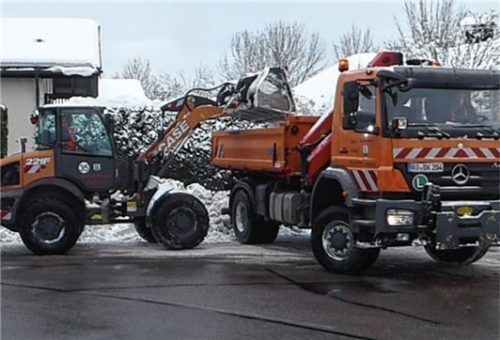 Mit einem Radlader wird der Schnee auch im Bereich von Jahnstraße und Wilhelm-Zerr-Straße auf Lkw verladen und dann auf einer Freifläche am Bauhof „gelagert“.