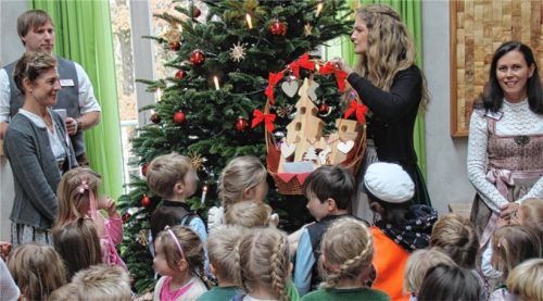 Mit einem Ständchen bedankten sich die Kinder des Kindergartens St. Peter bei der Caritas-Geschäftsleiterin Doris Schneider (Mitte), die sich ihrerseits mit einem Präsent für die Spieleecke bedankte.Foto  Schmidt