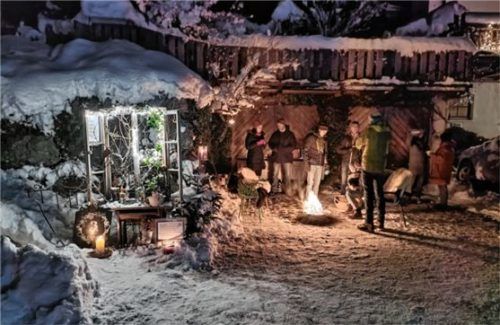 Mit Feuerschale halten sich die Besucher beim dekorierten Fenster von Carola Ilsanker warm.Foto Kirchner