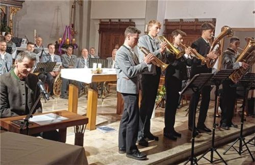 Moderator Florian Schrei (von links) führte durch den Abend, an dem auch die Nachwuchsmusiker „De Kloana aussa oana“ mit Kilian Adlmaier, Philipp Vordermeier, Leo Schrei, Leopold Berger und Lukas Adlmaier auftraten. Foto Musikkapelle Stephanskirchen