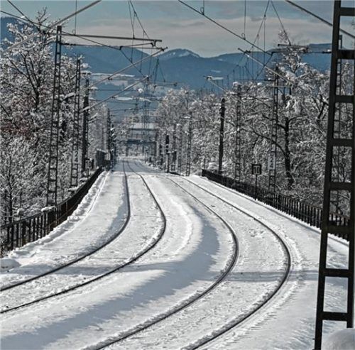 Nach den heftigen Schneefällen ging auf den Zugstrecken in der Region gar nichts mehr – langsam normalisiert sich der Betrieb wieder.Foto Schlecker