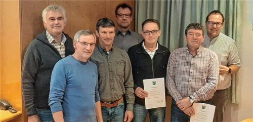 Nach der Amtseinführung: (von links) Bürgermeister Johann Murner mit den weiterhin tätigen Feldgeschworenen Josef Heinrichsberger, Ruppert Hilger und Markus Weiß sowie den drei Neuen im Amt Andreas Hintermayr, Hermann Rieplhuber und Stefan Blank-Heinrichsberger. Foto Stübl