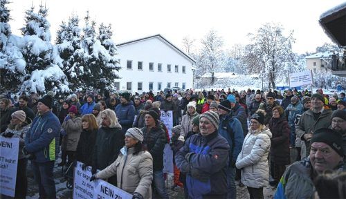 Nach der Demo ist vor der Demo: Wiederholt demonstrierten die Rotter gegen die geplante Erstaufnahme-Einrichtung für Geflüchtete. Foto re