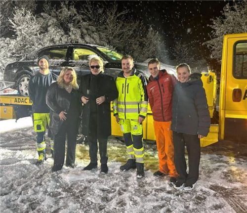 Nach einer Autopanne fanden Schlagersänger Heino (Dritter von links) und seine Gesangspartnerin Anita Hegerland (Zweite von links) Zuflucht bei den Sanitätern Gabriel Mayer (links) und Manuel Huber (Vierter von links) von der Ambulanz Rosenheim in Flintsbach. Foto Benedict Bartsch
