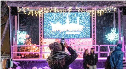 Neu ist in diesem Jahr unter anderem die LED-Wand der Bühne, die zum Lichtkonzept gehört, das den gesamten Platz in weihnachtliches Ambiente taucht.