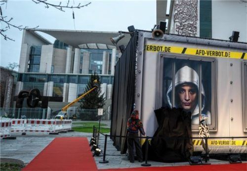 Ob das den AfD-Aufschwung stoppt? Mitglieder der Satire- und Politikinitiative „Zentrum für Politische Schönheit“ (ZPS) enthüllen im Rahmen einer Aktion für ein Verbot der Partei Fotomontagen von AfD-Politikern hinter Gitterstäben vor dem Bundeskanzleramt. Foto dpa