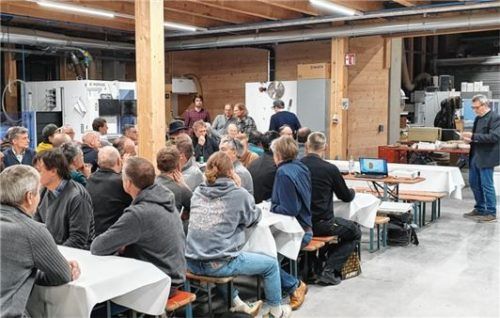 Obermeister der Schreiner-Innung Rosenheim Peter Moser trägt die Ergebnisse aus der Konjunkturumfrage vor. Foto berndanner