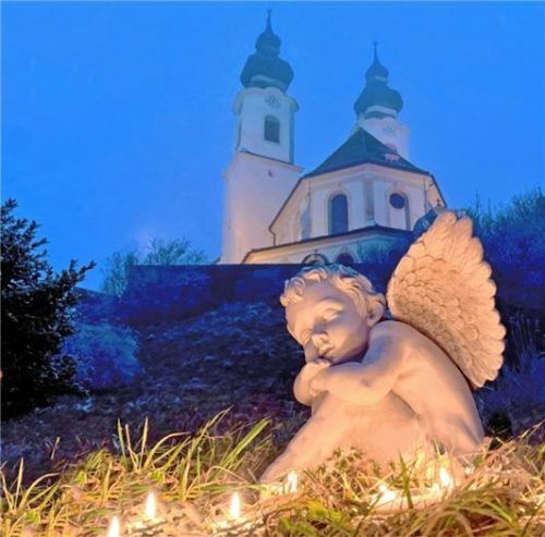 Offenbar in Erwartung sitzt ein Engel vor der Aschauer Pfarrkirche „Zur Darstellung des Herrn“. Foto H. Reiter