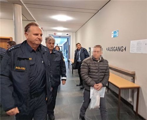 Ortungsversuche bestimmten den gestrigen Verhandlungstag. Unser Bild zeigt den Angeklagten auf dem Weg in den Gerichtssaal. Foto  Weiser