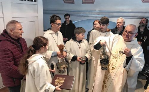 Pater Paul Kusiak spendete der neuen Halfinger Orgel am 26. November bei der Weihe den Segen. Foto Kleinschwärzer