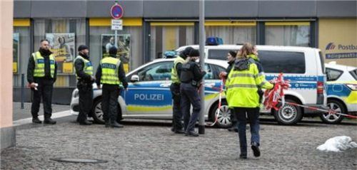 Polizisten sichern den Bahnhofsvorplatz. Foto Lamminger