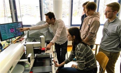 Professor Franz Stubenrauch erläutert im Labor für Elektrotechnik praktische Grundlagen. Foto Anton Maier