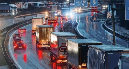 Bei Blockabfertigung geht auf der Inntal-Autobahn nur wenig vorwärts. Mit der Maßnahme will Österreich auch den Druck auf Deutschland erhöhen, beim Brenner-Nordzulauf in die Gänge zu kommen. Foto dpa
