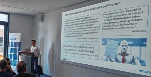 Redner Alexander Kroll von der „ntt Data GmbH“ eröffnet das Forum mit einer These zu KI.Foto rosi