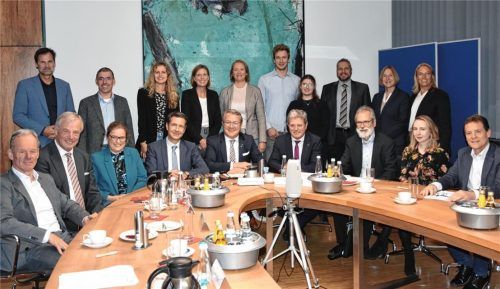 Reichlich Erfahrung an einem Tisch: Der Hochschulrat mit seinem neuen Vorsitzenden Klaus Stöttner (sitzend in der Bildmitte) fällt wichtige Entscheidungen und unterstützt die Hochschulleitung. Foto Janine Jess