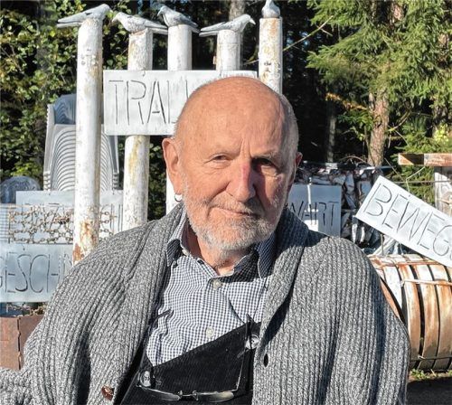 Rudl Endriß inmitten seiner Kunstwerke vor seinem Haus in Schwabering.Foto kirchner