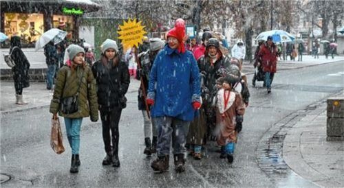 Rund 200 verkleidete Kinder nahmen – gemeinsam mit dem Weihnachtswichtel Wiggerl – an dem Märchenumzug teil. Die Route führte vom Salingarten bis zum Max-Josefs-Platz.
