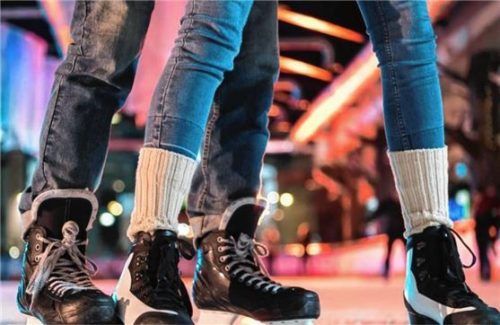 Schlittschuhspaß zu DJ-Klängen erwartet die Besucher bei der „EisNight“ am Samstagabend. Foto © AdobeStock