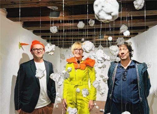 „Schneeballschlacht“ lautete diese Arbeit von (links) Torsten Mühlbach und (rechts) Gregor Passens. Mittendrin im Flockengestöber: Katrin Meindl, die Vorsitzende der Wasserburger Künstlergemeinschaft AK 68. Foto Jahn