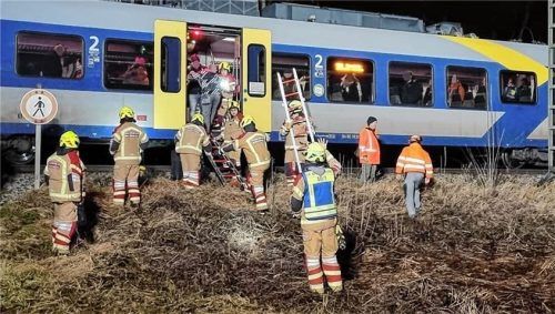 Schrecksekunde für die Fahrgäste: Aufgrund einer Windböe war ein Baum bei Bruckmühl auf die Gleise gekracht. Ein von Holzkirchen kommender Zug stieß mit dem Baum zusammen. Foto Freiwillige Feuerwehr Bruckmühl