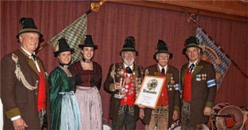 Schützenmeister Georg Winkler (von links) mit den Geehrten Vroni Maier, Magdalena Hoffmann und Schützenkönig Hans Hönig. Sein Vorgänger Max Tiefenmooser senior wurde für 50 Jahre Mitgliedschaft ausgezeichnet, ihn lobte Hauptmann Sepp Stadler besonders.Foto Schwitteck