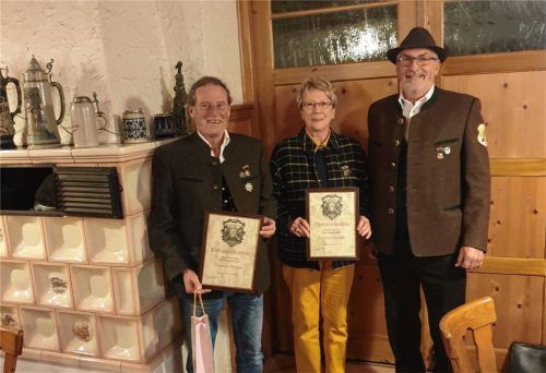 Schützenmeister Reinhold Bichlmeyer (rechts) zeichnete Martin Drexler und Isabella Gutwein für ihre Vereinstreue aus. Foto Bichlmeyer